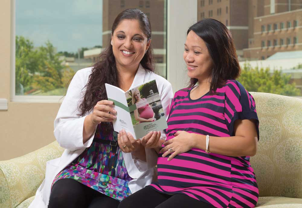 doctor-with-pregnant-mom